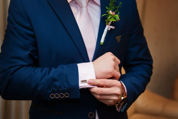 Hands of wedding groom in a white shirt dress cufflinks — Stock Photo, Image