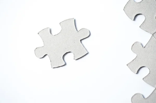 Karton puzzle kawałki na białym tle — Zdjęcie stockowe