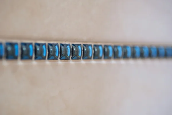 Blauwe Fries van tegels in de badkamer closeup — Stockfoto