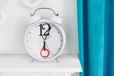 Analog Masaüstü saat. Bir tabloda Oda bu