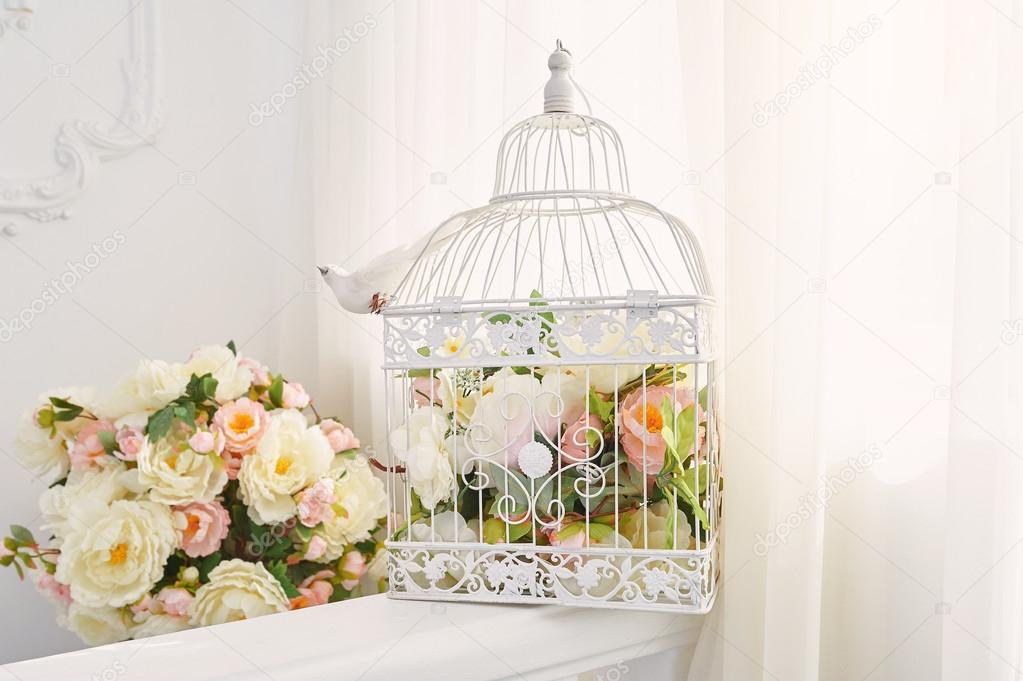 Cage à Oiseaux Décorative Avec Bouquet De Fleurs à L
