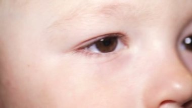 komik çocuk iri gözlü yakın çekim