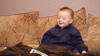 küçük çocuk bir smartphone oyun oynuyor