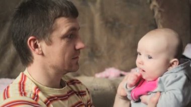 küçük bebek kızıyla oynayan baba