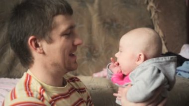 küçük bebek kızıyla oynayan baba