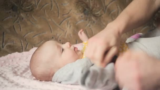 Genç mutlu baba küçük bebek kızı Giydir — Stok video