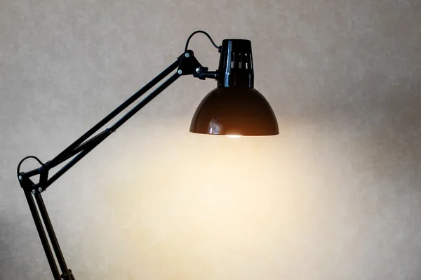 Vintage svart läsa bordslampa slå på rummet — Stockfoto