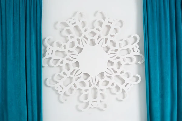 Decoración de papel blanco en la pared y cortinas — Foto de Stock
