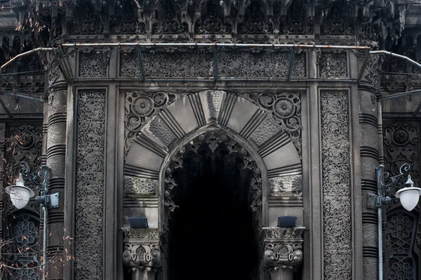 Na fachada do arco pontudo em estilo gótico — Fotografia de Stock