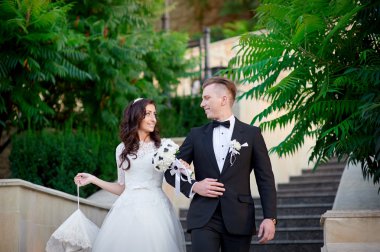 Çift gelin ve Damat Düğün günü parkta yürüyüş