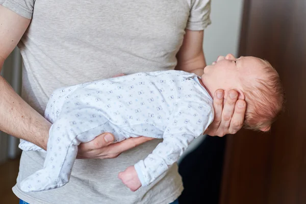 Glücklicher Vater mit neugeborenem Baby im Arm — Stockfoto