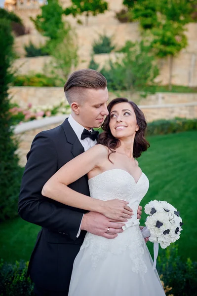 Stående lyckliga bruden och brudgummen på deras bröllop — Stockfoto