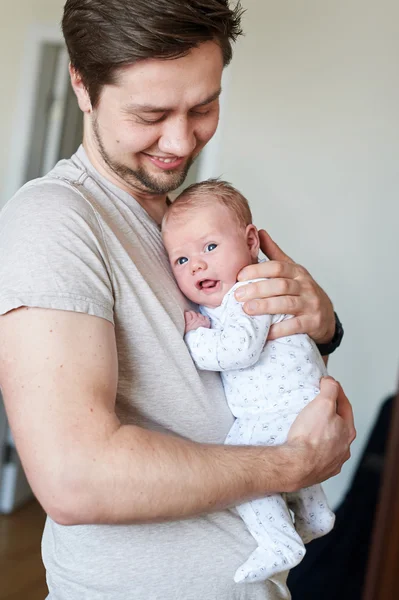 彼の腕の中で幸せな父保持新生児 — ストック写真