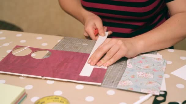 Mani di una donna crafting e scarti di prenotazione biglietti di Natale — Video Stock