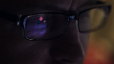 tablet portre seyir gözlüklü adam