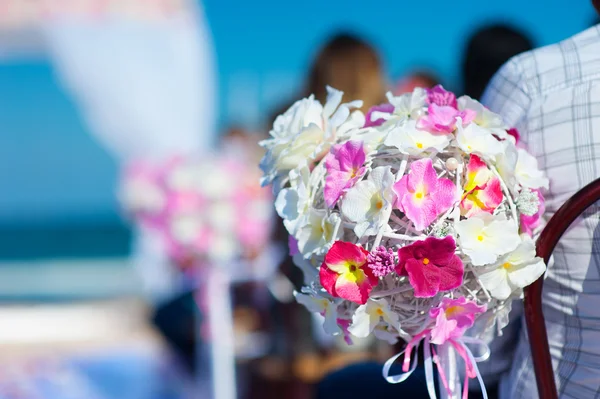 Hermosa decoración en una ceremonia de boda en la playa — Foto de Stock