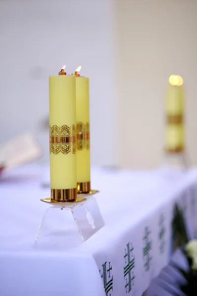 Velas iluminadas em uma noiva de mesa de casamento e noivo — Fotografia de Stock