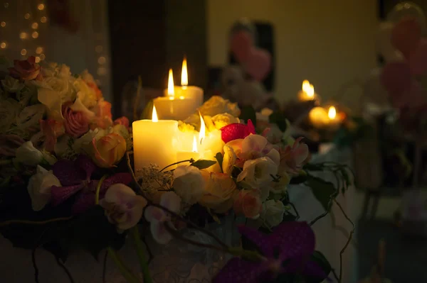 Зажженные свечи на свадебном столе невеста и жених — стоковое фото