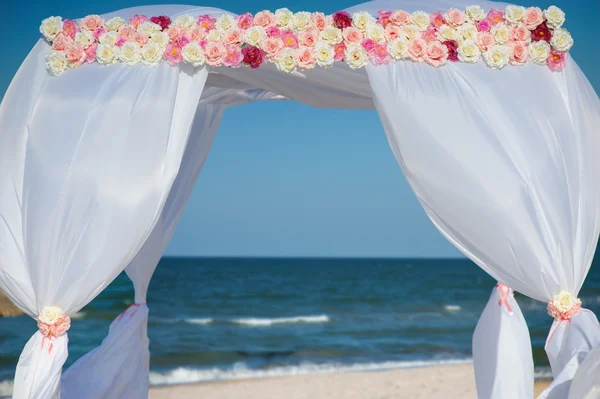 Bröllop arch för ceremoni på bakgrund av havet — Stockfoto