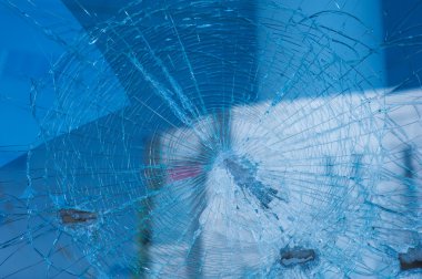 kırık cam kurşunların üzerinden cephe bina arka plan