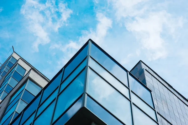 Vista panorámica de gran angular al fondo azul acero de rascacielos de edificios de gran altura de vidrio en el centro futurista moderno —  Fotos de Stock