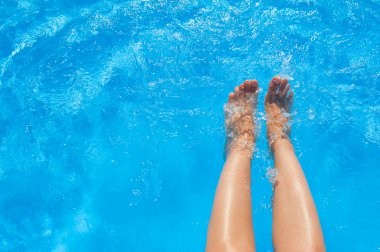 mavi su havuzu kadın bacaklarından