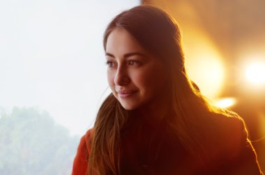 bir turuncu ceket güzel bir kadın portresi