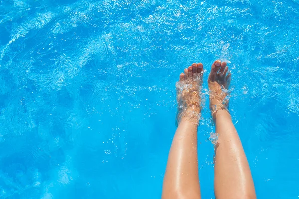 Mavi su havuzu kadın bacaklarından — Stok fotoğraf