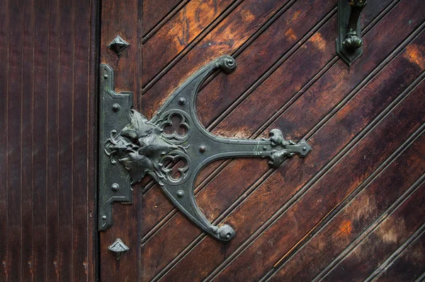 Elemento de cobertizos de metal en la puerta de madera — Foto de Stock
