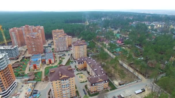 Construcción inacabada de edificios de varios pisos. vídeo de drones aéreos — Vídeo de stock