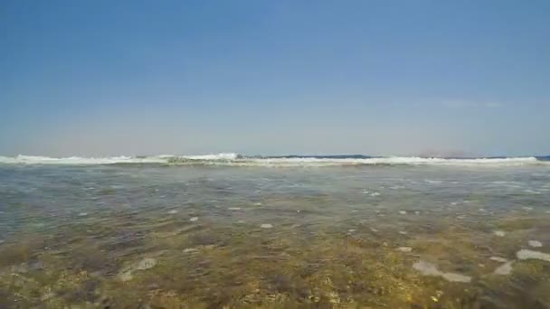 Красивые волны в море на пляже — стоковое видео