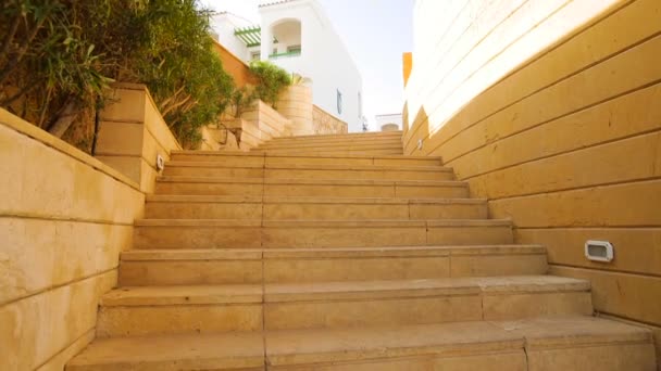 Escalera de piedra en el territorio del hotel en Egipto — Vídeo de stock