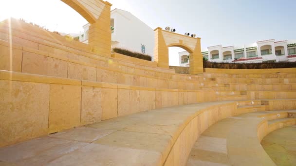 Anfiteatro de piedra para actuaciones en territorio de hotel — Vídeos de Stock