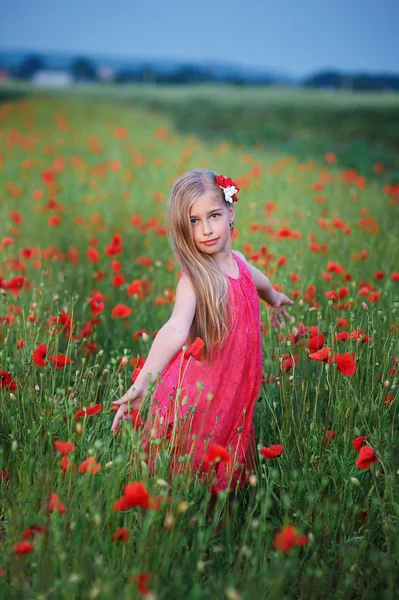Kırmızı elbiseli güzel kız haşhaş alanına yürüyor — Stok fotoğraf