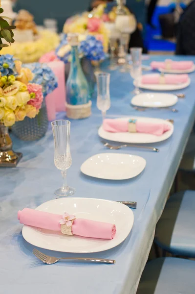 Conjunto de mesa para la boda u otra cena de evento abastecido —  Fotos de Stock