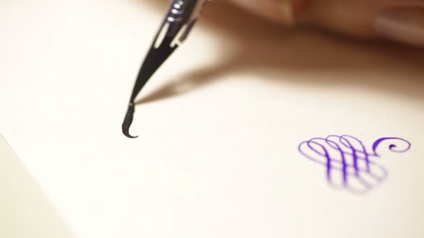 main féminine écrit un stylo signes calligraphiques de près 