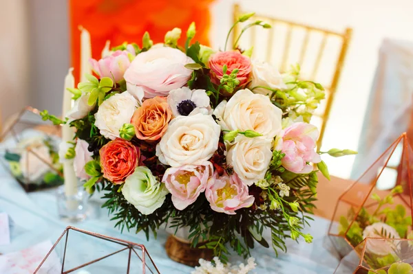 Bellissimo mazzo di fiori al tavolo delle nozze in un arredamento da ristorante — Foto Stock