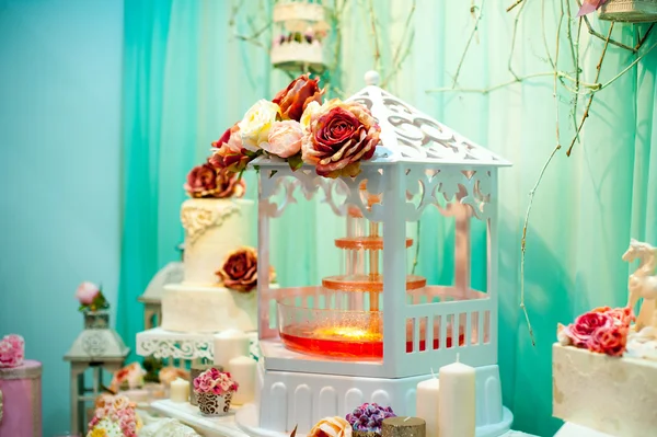 Decoración original de la boda en forma de mini-floreros y ramos de flores en la ceremonia — Foto de Stock