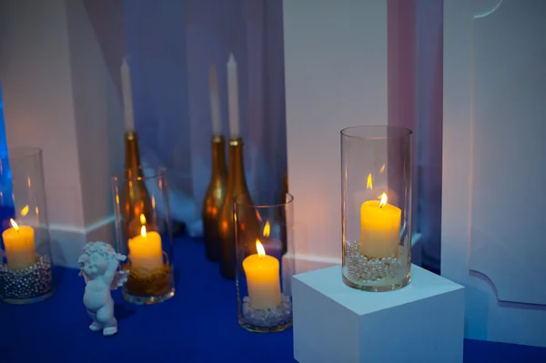 Decoração de casamento original em forma de mini-vasos e buquês de flores na cerimônia — Fotografia de Stock