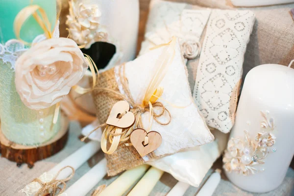 Originele bruiloft decoratie in formulier mini-vazen en boeketten van bloemen op ceremony — Stockfoto