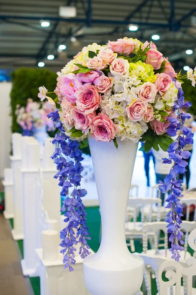 Belo buquê de flores na mesa de casamento em uma decoração de restaurante — Fotografia de Stock