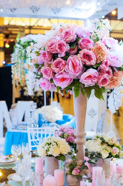 束美丽的鲜花在中餐厅装饰的婚礼表 — 图库照片