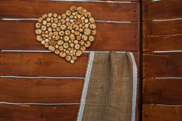 Originální svatební dekorace v podobě dřevěných srdce pro obřad — Stock fotografie