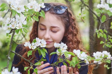 Manolya çiçek kokulu güzel bir kadın portresi bahar