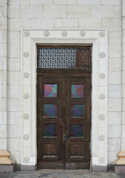 Beautiful old wooden door in a historical building — Stock Photo, Image