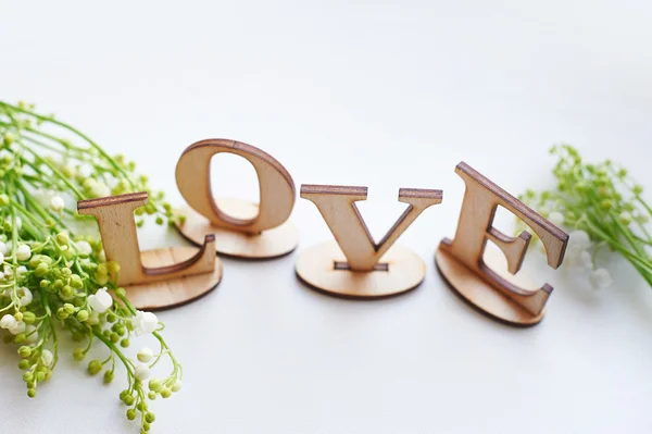 Λέξη αγάπη αποτελείται με ξύλινες επιστολές στο τραπέζι — Φωτογραφία Αρχείου