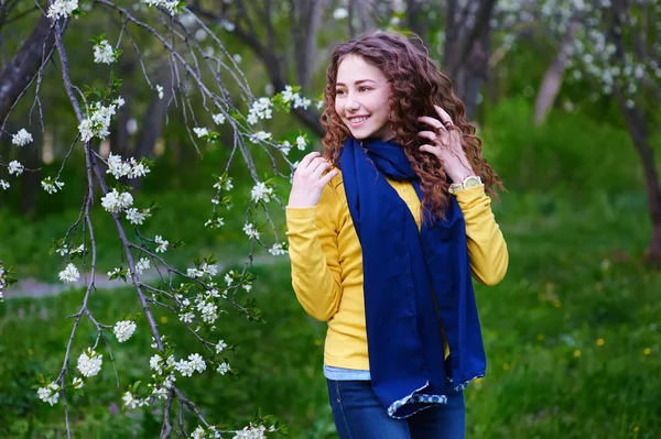 春の花の木に若い美しい女性の肖像画 — ストック写真