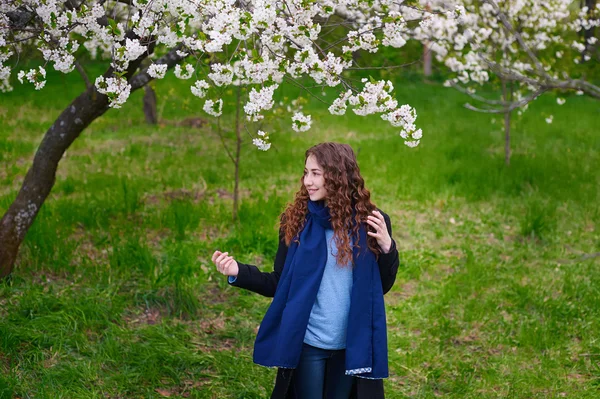 年轻漂亮的女人，在春天开花树木的肖像 — 图库照片