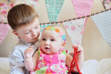 Sevimli küçük kardeşim ve kız kardeşi birlikte oynama