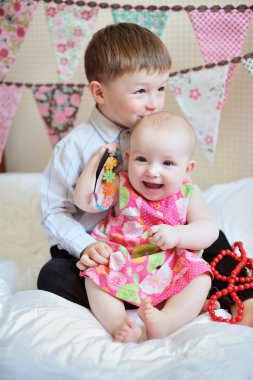 Sevimli küçük kardeşim ve kız kardeşi birlikte oynama